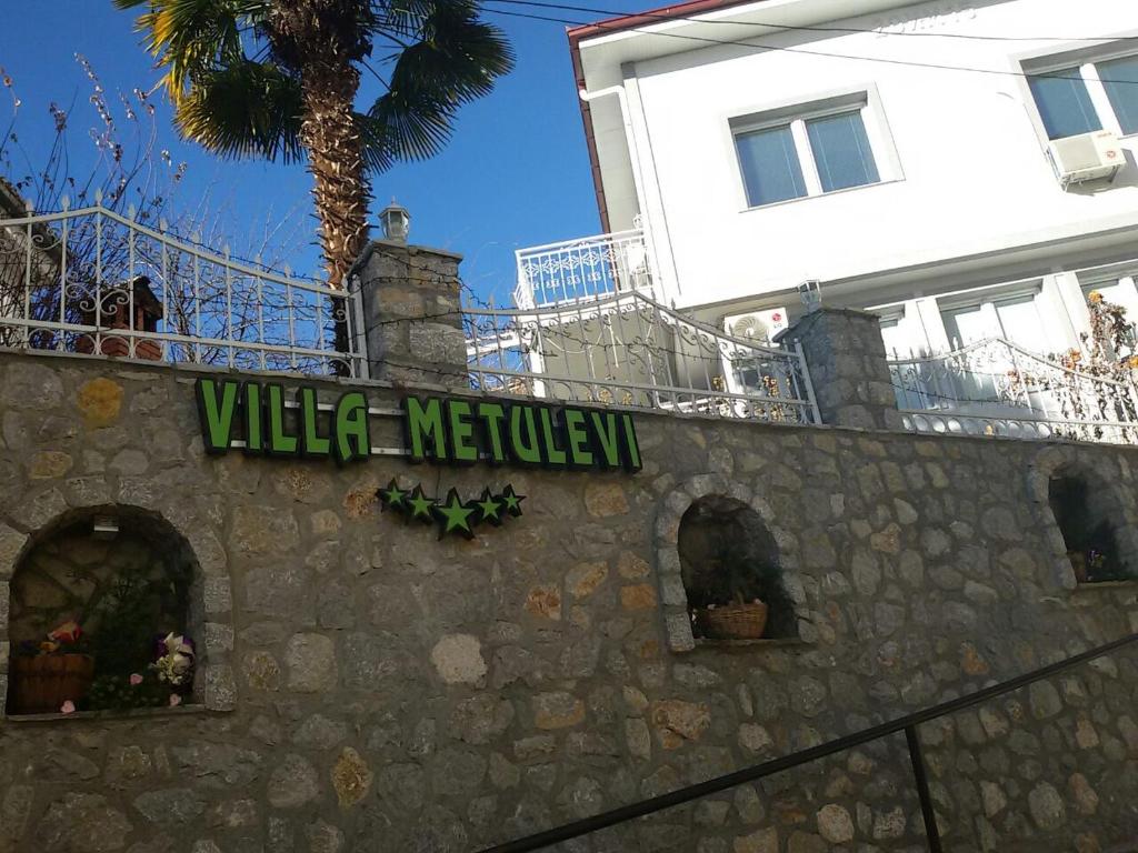 Villa Metulevi entrance sign