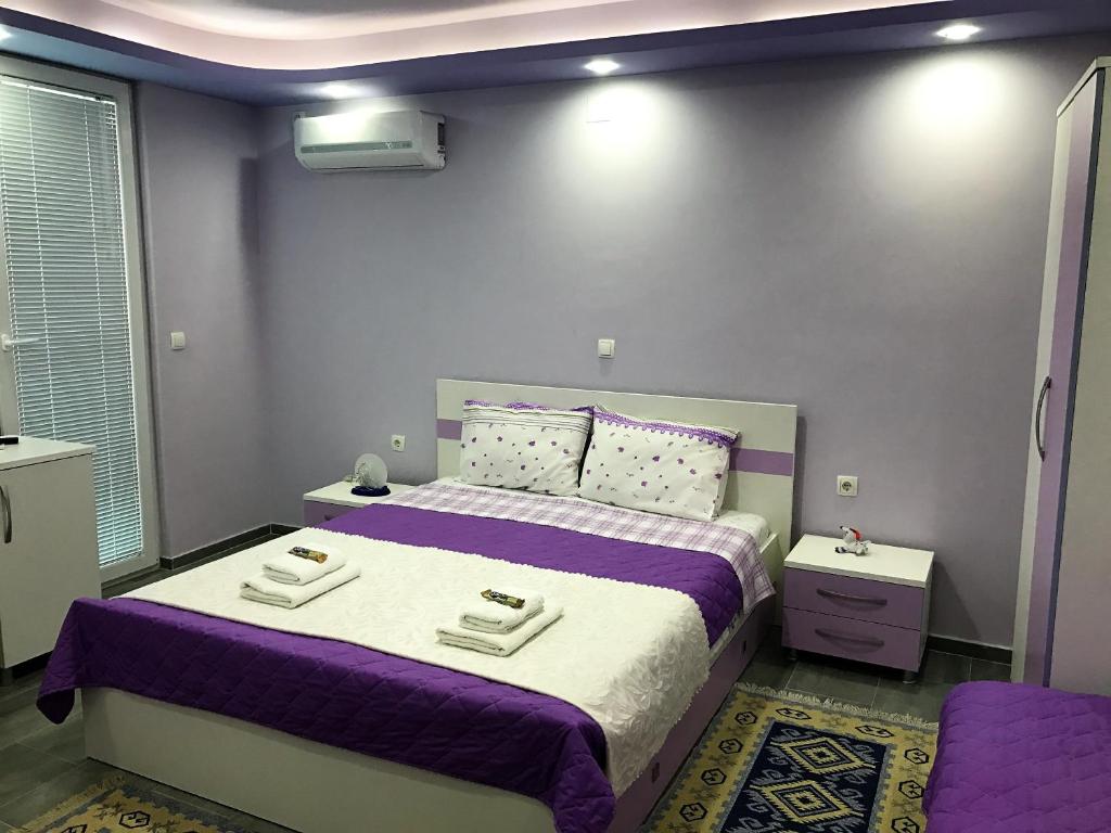 Villa Metulevi modern bedroom with purple accents