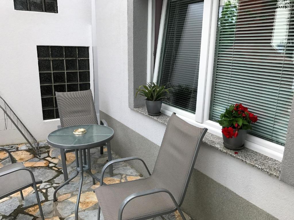 Villa Metulevi balcony seating area with lake view