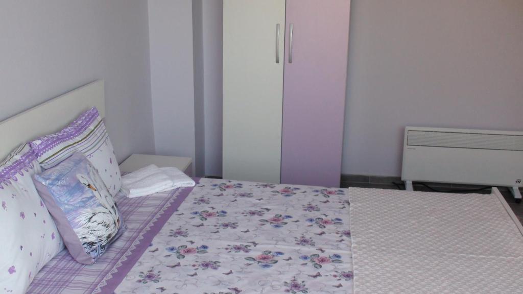 Villa Metulevi garden gate entrance