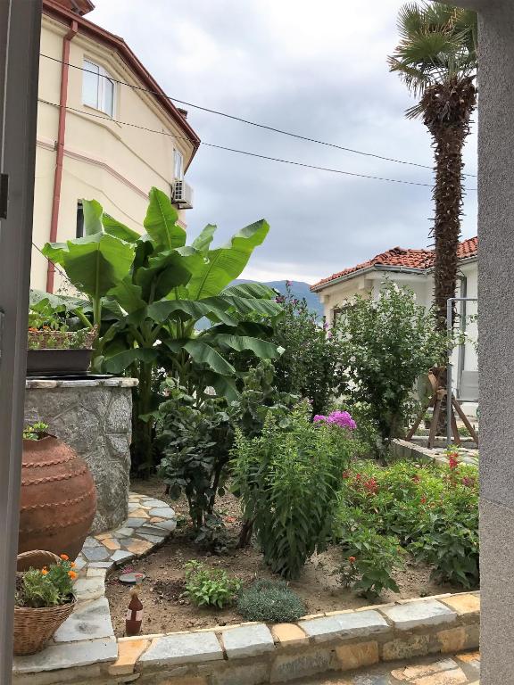 Villa Metulevi decorative pottery in the garden